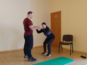 Šaunuoliai mūsų treneriai Laura ir Sergejus Michailovai demonstruoja pratimus.
